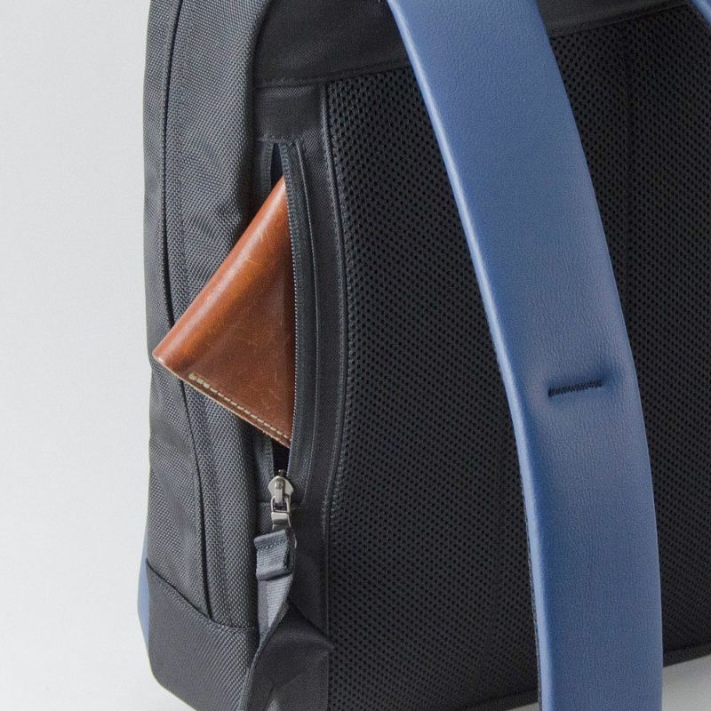 本体背面に、側部から財布や携帯を収納できるファスナーポケット付き REGALE BRID スクエアリュック 型番7-010-27 レガーレ ブリッド