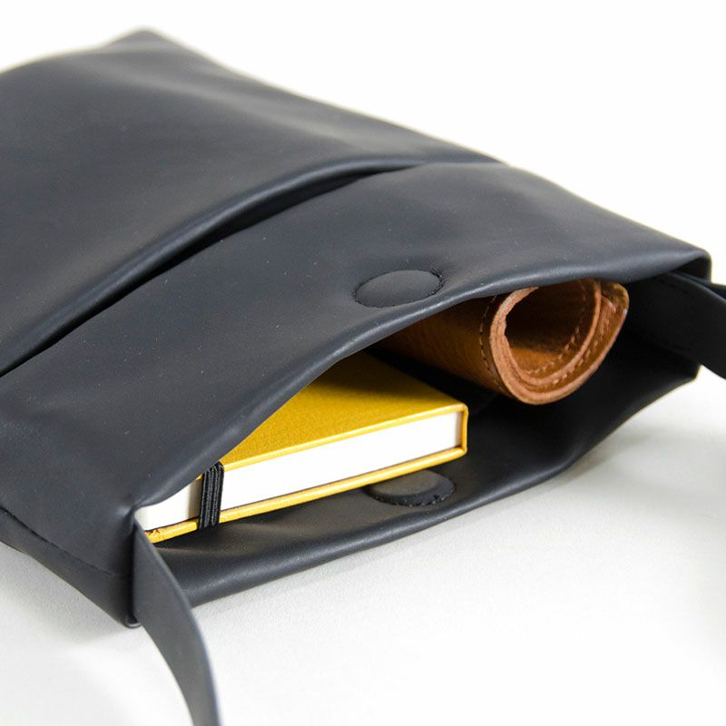 本とペンケースをバッグに入れている写真　MAVIE（マヴィ）のサコッシュ　型番2-290