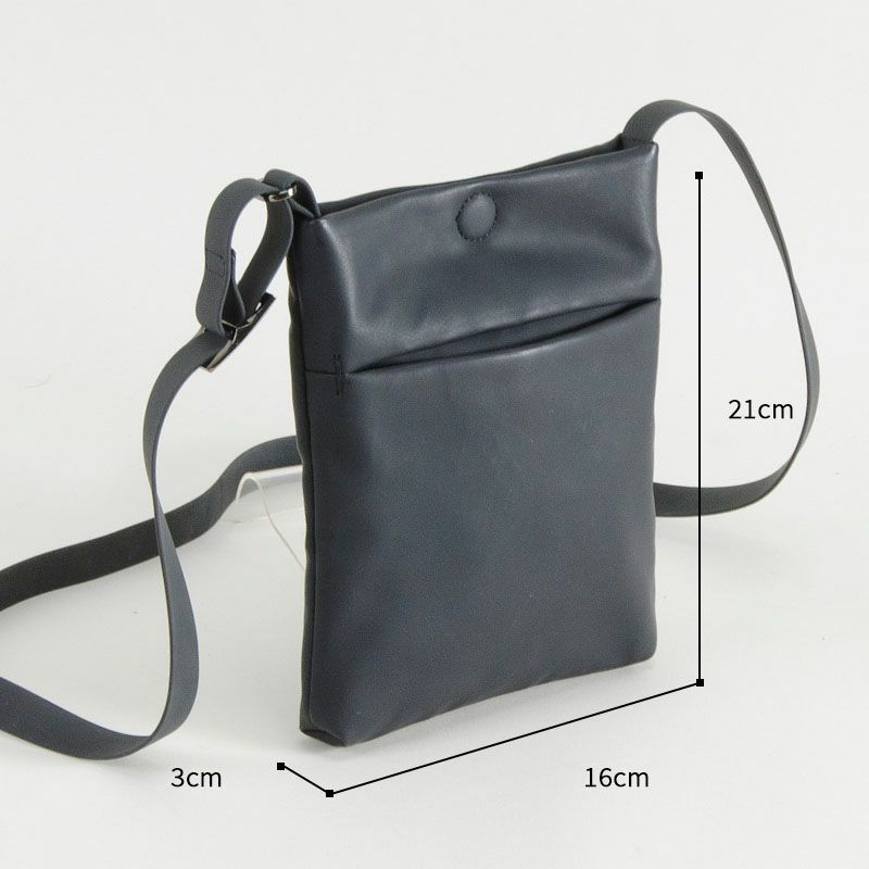 鞄サイズ　横16cm×縦21cm×マチ3cm　MAVIE（マヴィ）のサコッシュ　型番2-290